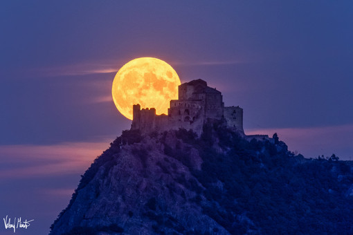 La Sacra di San Michele baciata dalla Luna (foto di Valerio Minato)