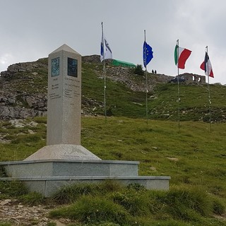 Le montagne dividono le acque ma uniscono gli uomini presso la Stele della Fraternità Montanara  al confine fra Francia, Piemonte e Liguria