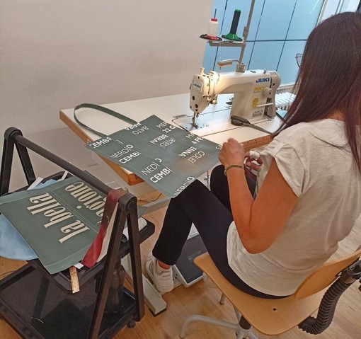 Creatività e sostenibilità: ad Alba nasce il progetto di upcycling &quot;Slow Bag&quot;