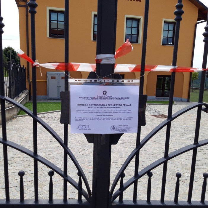 I sigilli all'ingresso della scuola primaria