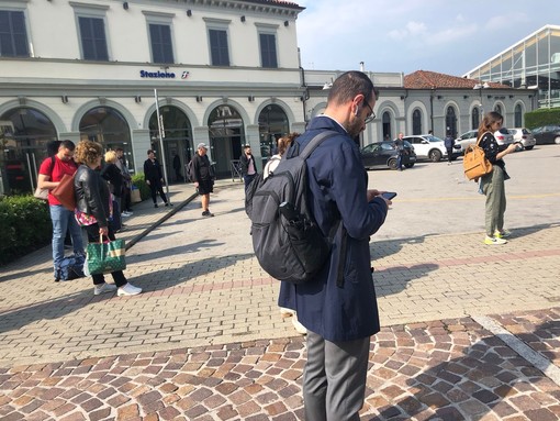 Passeggeri in attesa alla stazione di Bra