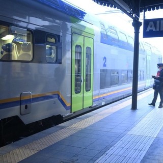 Un treno in partenza alla stazione di Alba