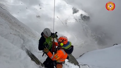 Alpinisti bloccati sulla parete nord di Punta Venezia: spettacolare intervento del Soccorso alpino [VIDEO]