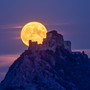 La Sacra di San Michele baciata dalla Luna (foto di Valerio Minato)