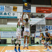 Il regista Daniele Sottile in azione durante la partita di Grottazzolina (Foto M&amp;G Scuola Pallavolo)