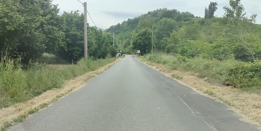 Alba, in corso l’asfaltatura  della strada ampliata in  frazione San Rocco Seno d’Elvio