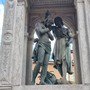 Statua del Battesimo di Cristo, a Lione (Francia)