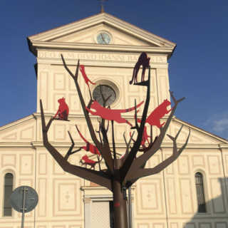 A Farigliano l'albero dei gatti rossi omaggia il paese e la vita