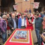 Una torta per 600 amici per festeggiare i 50 anni del gruppo Sbandieratori Città di Alba