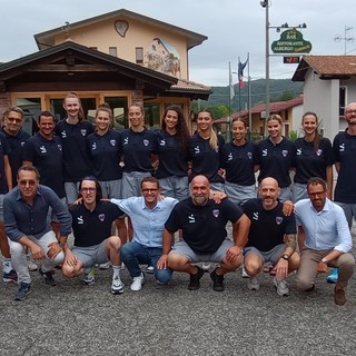 Le pumine, lo staff tecnico e dirigenziale della Bam Mondovì Volley