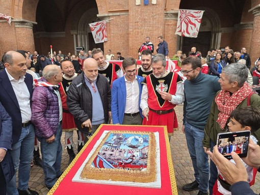 Una torta per 600 amici per festeggiare i 50 anni del gruppo Sbandieratori Città di Alba