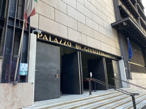 Il palazzo di giustizia di Genova. Sotto un'immagine di Nada Cella e di via Marsala, dove aveva sede lo studio nel quale la giovane venne ritrovata senza vita