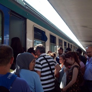 Sceglie il treno per andare da Genova a Limone: “Non ci sono posti”. Ma i vagoni erano vuoti