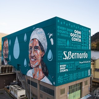 Il murales realizzato dall'artista Max Petrone, pittore e illustratore torinese. Raffigura l’immagine di Rovere e di una dipendente simbolica di S.Bernardo