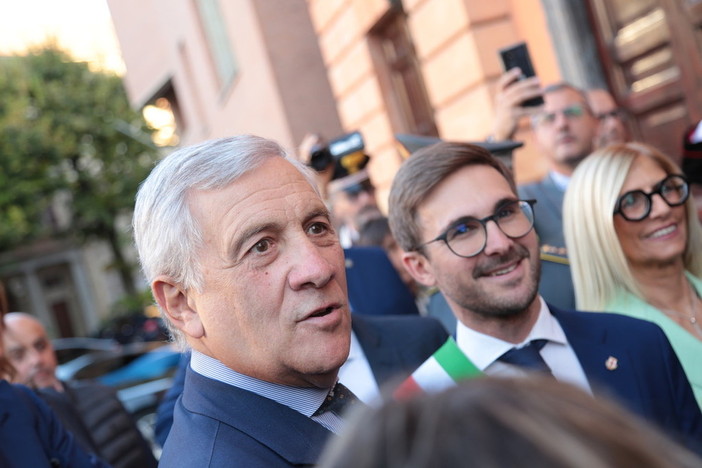 Antonio Tajani venerdì di fronte al Teatro Sociale. Con lui nella foto il sindaco Gatto e la presidente dell'Ente Fiera Liliana Allena