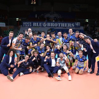 La gioia dei ragazzi e dello staff di Cuneo dopo la vittoria con Porto Viro (Foto: Valerio Giraudo e Beatrice Bramardi)