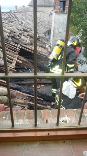 Incendio a Guarene capoluogo, in fiamme un tetto in via Monte Grappa