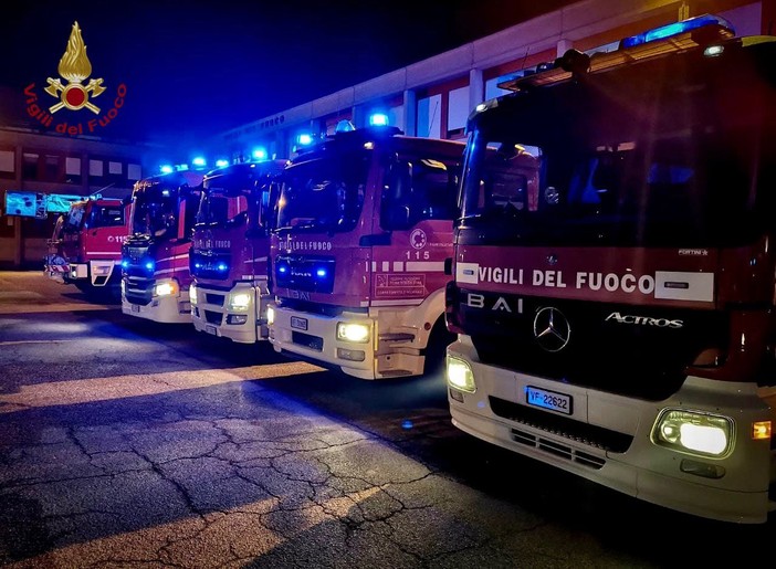 Esce di strada e centra quattro auto in sosta di fronte a un ristorante