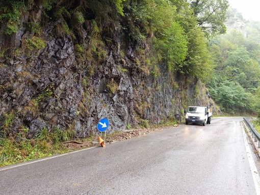 Il tratto interessata dalla caduta di pietre, già rimosse grazie all'intervento di Vigili del Fuoco e Comune