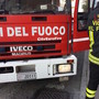 Pulisce il radiatore dell’auto e gli rimane la mano incastrata: intervengono i Vigili del Fuoco