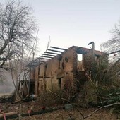 La casa di Susanna come si presenta dopo l'incendio che ha distrutto l'abitazione e il fienile adiacente.