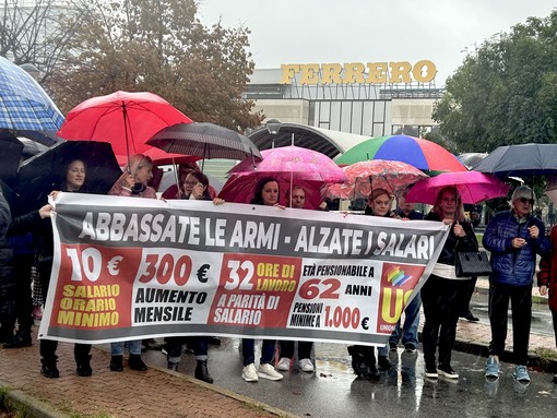 La manifestazione Usb di fronte allo stabilimento Ferrero