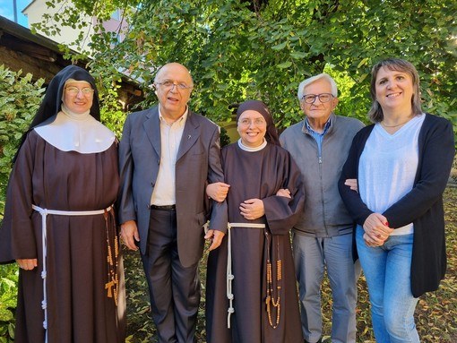 Al centro suor Anna Serena, a sinistra suor Cristiana, con don Bruno Mondino (già parroco di Boves), Piergiorgio Peano (presidente dell’associazione “Don Bernardi e don Ghibaudo”) e Silvia Gullino (curatrice della rubrica Schegge di luce)