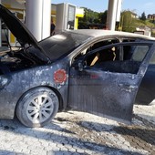 Autovettura prende fuoco mentre fa rifornimento al distributore Agip di Vezza d'Alba