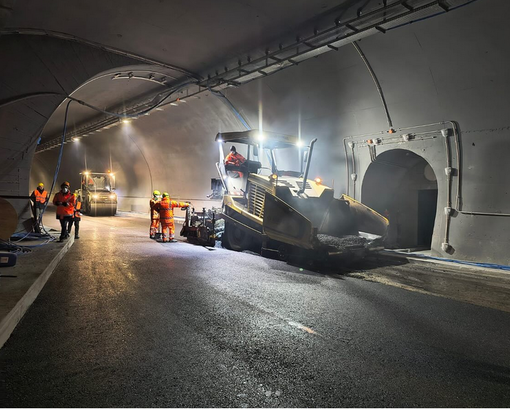 I recenti lavori di asfaltatura all'interno del tunnel