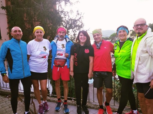 Antonio Lattarulo (terzo da destra), qui durante un allenamento con amici, è per ora in testa alla classifica della  Finisher Run Strada Hard, corsa podistica sulla lunga distanza