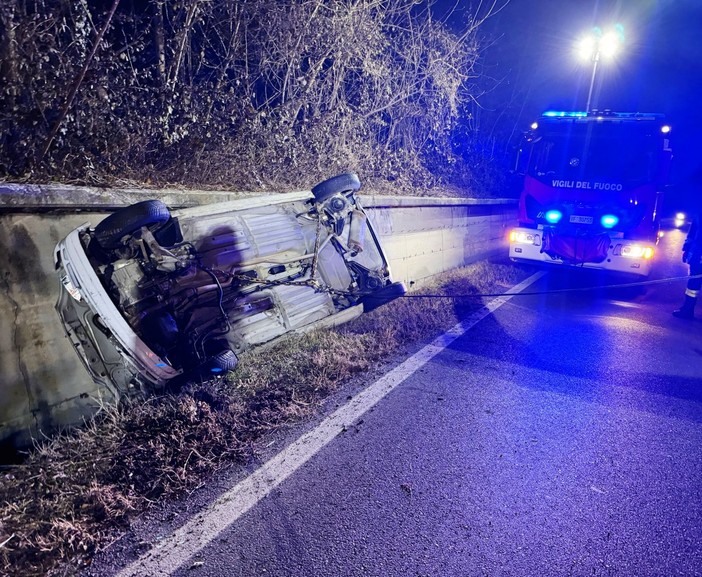 Bastia Mondovì: auto fuori strada sulla provinciale 12