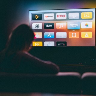 Il futuro della televisione è qui: tutto quello che devi sapere sugli abbonamenti IPTV