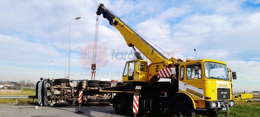 Autoarticolato si ribalta in rotonda sulla statale 20 a Racconigi, traffico bloccato