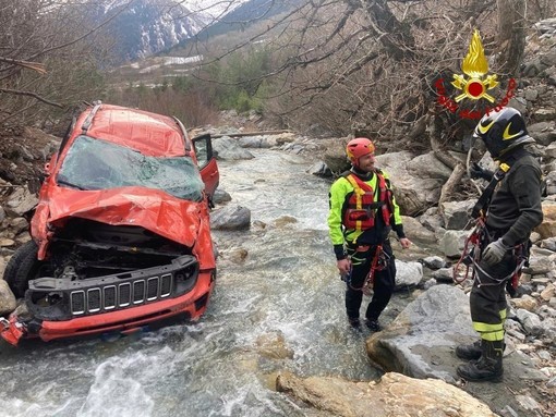 Macchina vola giù per 30 metri alle Barricate in valle Stura: incredibilmente illeso l'uomo alla guida