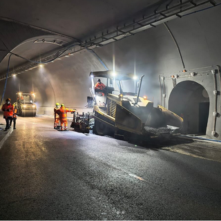 I recenti lavori di asfaltatura all'interno del tunnel