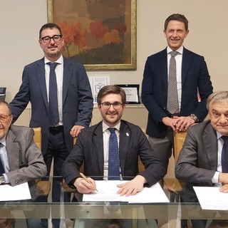 la sigla dell'accordo da parte del presidente di Banca d'Alba Ernesto Tino Cornaglia, del sindaco di Alba Alberto Gatto, del presidente ACA Giuliano Viglione, presenti il direttore generale di Banca d'Alba Enzo Cazzullo e il direttore ACA Fabrizio Pace