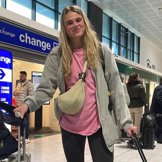 Anneclaire Ter Brugge al suo arrivo all'aeroporto di Malpensa