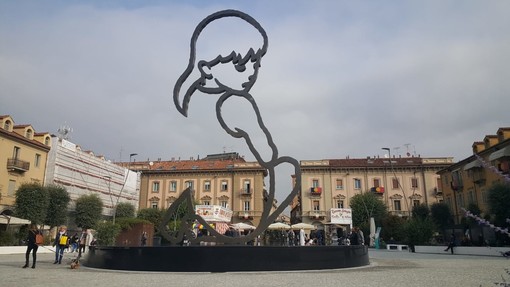 Alba, l'opera di Valerio Berruti in piazza Ferrero