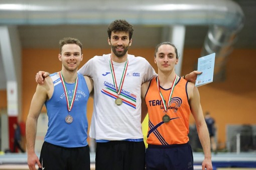 Andrea Cerrato sul podio a Padova (foto Atleticamente/FIDAL Veneto)