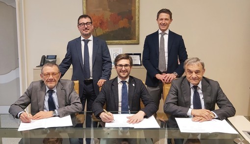 la sigla dell'accordo da parte del presidente di Banca d'Alba Ernesto Tino Cornaglia, del sindaco di Alba Alberto Gatto, del presidente ACA Giuliano Viglione, presenti il direttore generale di Banca d'Alba Enzo Cazzullo e il direttore ACA Fabrizio Pace