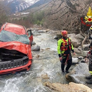 Macchina vola giù per 30 metri alle Barricate in valle Stura: incredibilmente illeso l'uomo alla guida