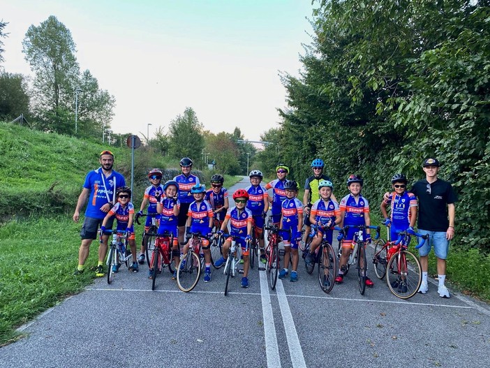 A Cuneo l'emozione di pedalare in sicurezza su una vera bici da corsa: evento targato Esperia Piasco