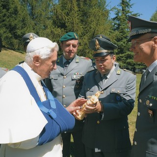 Benedetto XVI benedice la statuita della Madonna dei Fiori