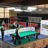 Luci accese sui tappeti verdi dei biliardi alla Bocciofila di Alba per la 6ª prova FIBIS Challenge del 23° campionato italiano di biliardo sportivo.