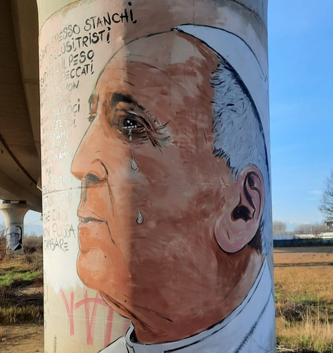 Bra, il murale di papa Francesco, opera di Giovanni Botta