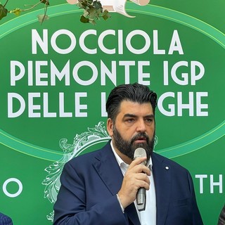 Allo chef Cannavacciuolo la Nocciola d'Oro delle Langhe: “Il segreto di questa terra è l’eccellenza dei vostri prodotti”