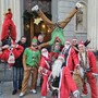 La calata dei babbi Natale dal Duomo di Cuneo ha incantato i bimbi