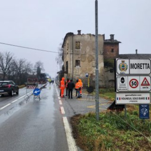 Strada chiusa a Moretta per parziale crollo di un vecchio edificio