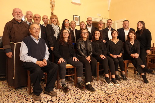 Padre Oreste insieme al maestro Beppe Tibaldi e la corale Sant’Agostino di Pocapaglia