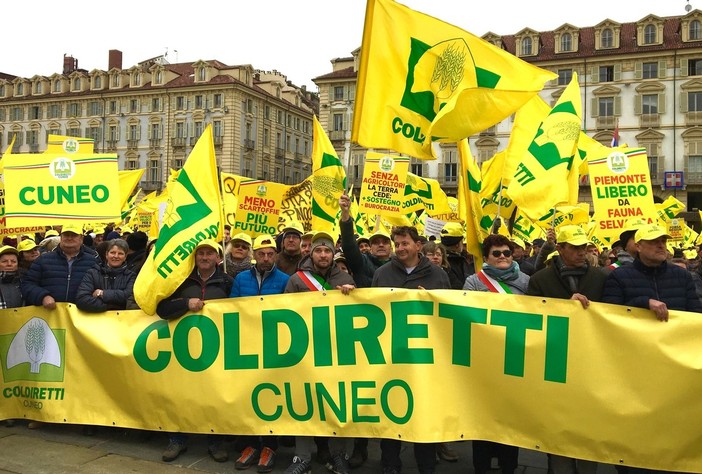 Coldiretti in piazza in un'immagine di repertorio - foto pagina fb coldiretti cuneo